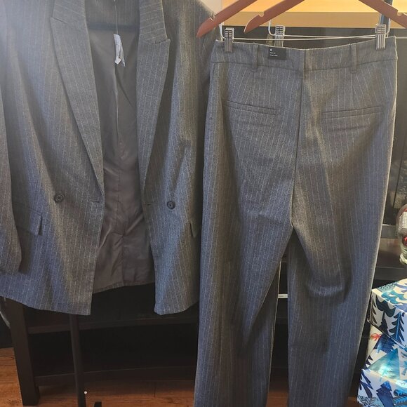 Gray Suit - Picture 6 of 7